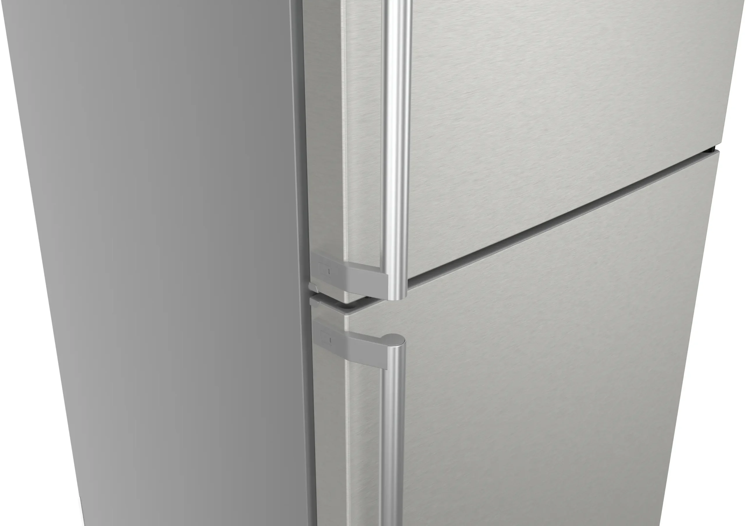 Vue en angle du réfrigérateur SIEMENS KG49NEICU, avec sa finition en acier inoxydable, son congélateur supérieur et ses deux poignées verticales.