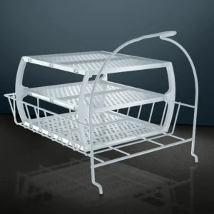 Une étagère métallique blanche à trois niveaux avec un panier latéral, présentée sur un sol sombre - parfaite pour organiser les accessoires de blanchisserie à côté de votre SIEMENS WT45H00MFR.
