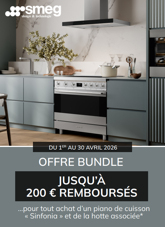 Cuisine moderne équipée d'une cuisinière SMEG (piano) et d'une hotte ; un texte promotionnel français offre jusqu'à 200 € de cashback sur certains achats SMEG ou sur l'offre groupée piano et hotte.