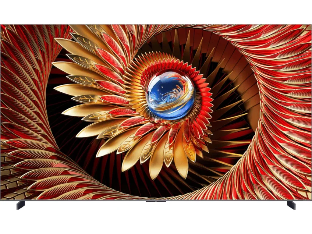 Le TCL 98C8K présente un motif abstrait or et rouge en spirale avec une sphère bleue réfléchissante en son centre.