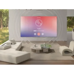 Un salon moderne est équipé du TCL 98C8K, un grand écran affichant des commandes musicales et donnant sur une scène extérieure verdoyante.