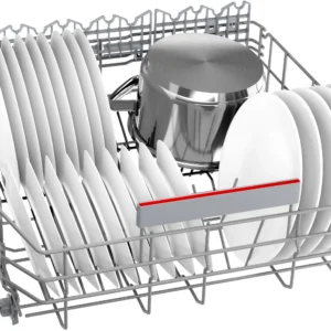 Le panier supérieur du lave-vaisselle BOSCH SMI4HCB07E est chargé d'assiettes blanches et d'une casserole en acier inoxydable.