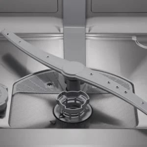 Gros plan sur le fond intérieur du lave-vaisselle BOSCH SMI4HCB07E, mettant en évidence le bras d'aspersion et le filtre.