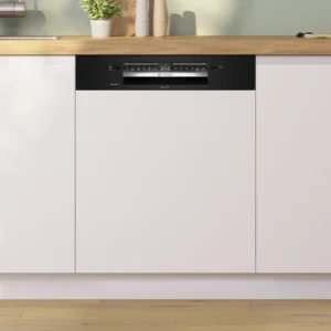 Le lave-vaisselle encastrable BOSCH SMI4HCB07E est doté d'un panneau de commande noir élégant et s'intègre dans un meuble de cuisine blanc sous un comptoir en bois.