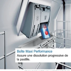 Le lave-vaisselle encastrable BOSCH SMI4HCB07E libère une pastille de détergent bleue et rouge de son distributeur lorsque la porte est ouverte.