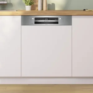 Un lave-vaisselle encastrable BOSCH SMV6YC803F (Copier) avec un panneau de commande en acier inoxydable rehausse le design d'une cuisine blanche moderne.