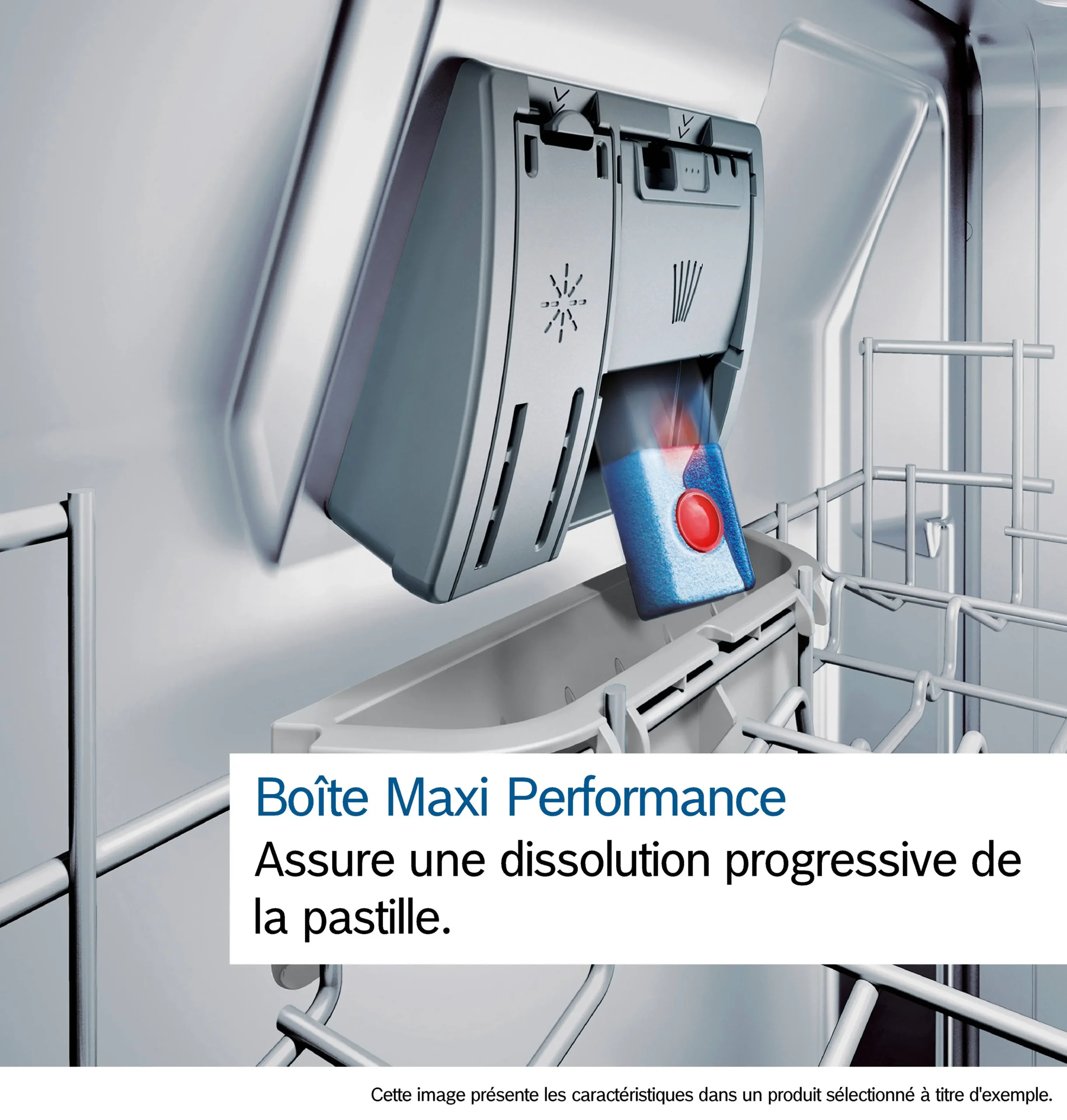 Une pastille de détergent pour lave-vaisselle est placée dans le distributeur d'un lave-vaisselle BOSCH SMV6YC803F (Copier) ouvert.