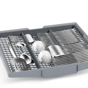 Plateau à couverts gris pour lave-vaisselle compatible avec BOSCH SMV6YC803F (Copier), présentant des ustensiles, des tasses et des outils de cuisine organisés sur un fond blanc.