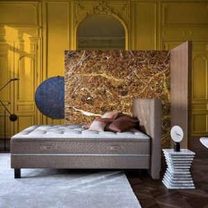 Une chambre à coucher moderne avec un mur jaune orné, une cloison en marbre, un lit neutre équipé du matelas EPEDA GALACTIQUE 2 160x200 et un mobilier contemporain.