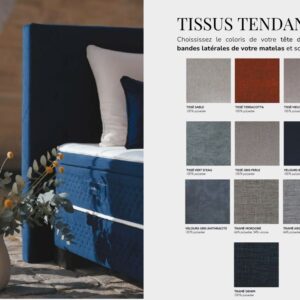Lit EPEDA PERSÉIDES 2 160x200 tapissé en bleu avec des oreillers à côté d'un vase ; échantillons de couleurs de tissus et texte français à droite.