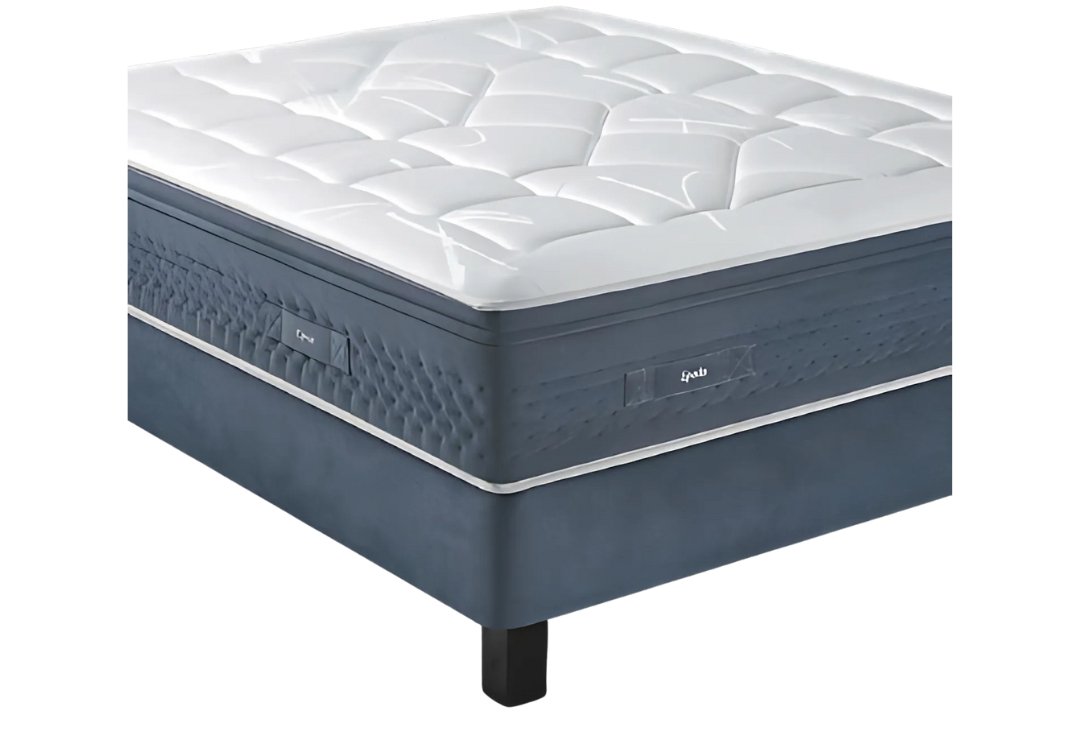 Gros plan sur le matelas EPEDA PERSÉIDES 2 160x200, avec son plateau blanc moelleux et son sommier bleu foncé posé sur des pieds noirs.