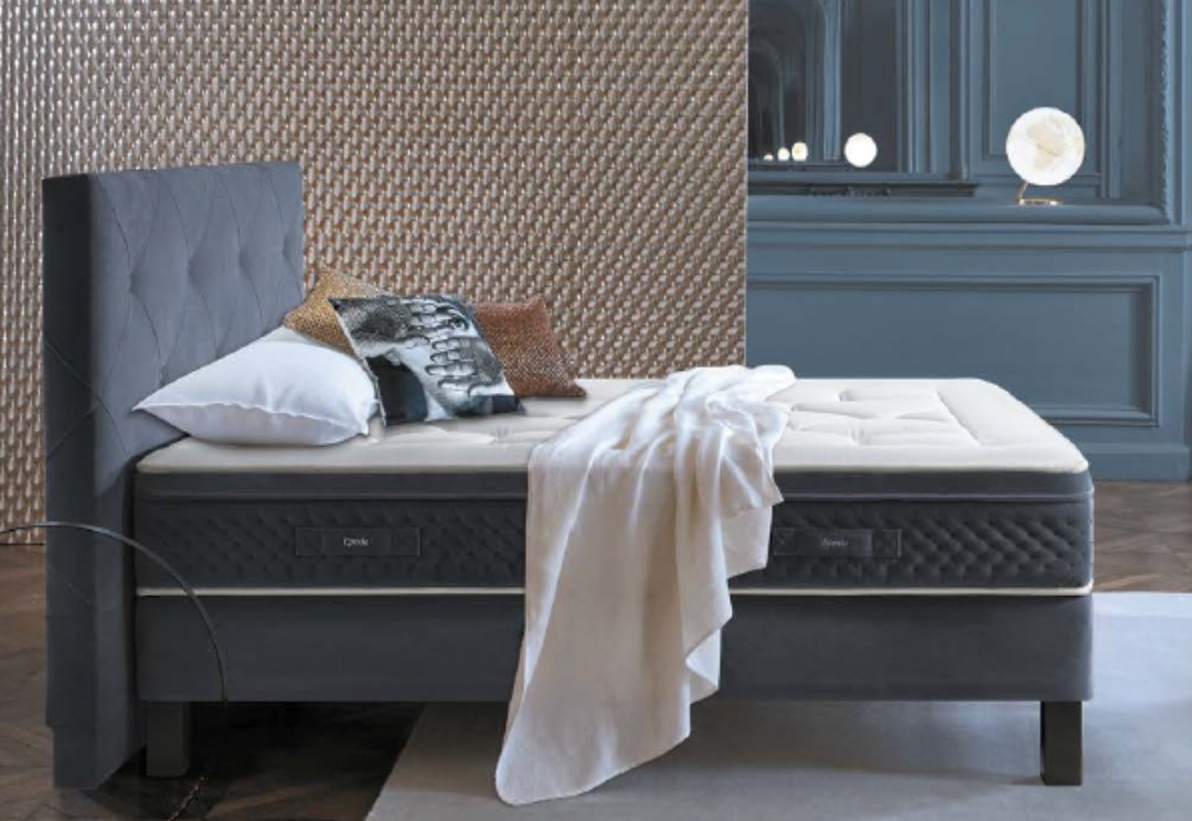 Le lit EPEDA PERSÉIDES 2 160x200, avec ses oreillers et sa couverture, ajoute du confort à une chambre élégante aux murs texturés et bleus.