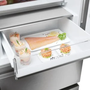 Le tiroir du réfrigérateur HAIER HTW5618ENMG présente des plateaux blancs "MYZONE" contenant du saumon, un cocktail de crevettes et des aliments garnis.