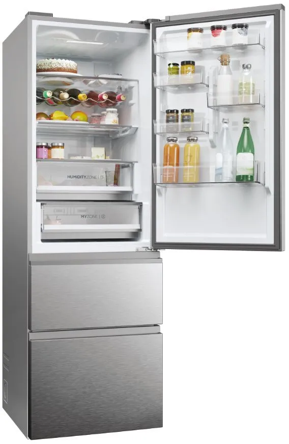 Le réfrigérateur HAIER HTW5618ENMG, avec les deux portes ouvertes, révèle des étagères remplies d'aliments, de boissons et de desserts.