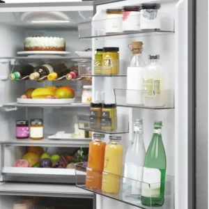 Le réfrigérateur HAIER HTW5618ENMG est rempli d'aliments.