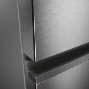Gros plan sur un réfrigérateur HAIER HTW5618ENMG de couleur argent.
