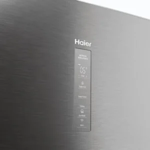 Gros plan sur le panneau de commande numérique du HAIER HTW5618ENMG en acier inoxydable brossé.