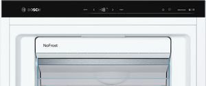 Gros plan sur le panneau de commande numérique du réfrigérateur blanc BOSCH GSN54EWCV et sur le tiroir supérieur du congélateur NoFrost.