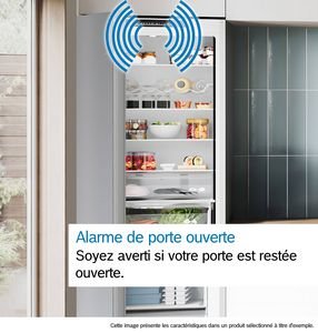 Un réfrigérateur BOSCH GSN54EWCV est ouvert avec des aliments à l'intérieur, tandis qu'un signal d'alarme bleu s'allume au-dessus de la porte.