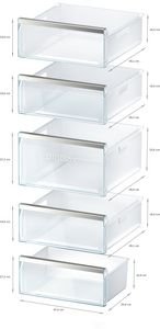 Cinq bacs de rangement en plastique transparent empilés verticalement, chacun étiqueté avec ses dimensions - parfaitement conçus pour aider à organiser efficacement votre congélateur BOSCH GSN54EWCV.