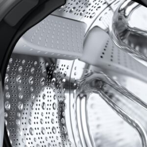 Gros plan du tambour ouvert du lave-linge SIEMENS WM14N27AFR, montrant des gouttes d'eau sur son intérieur métallique.