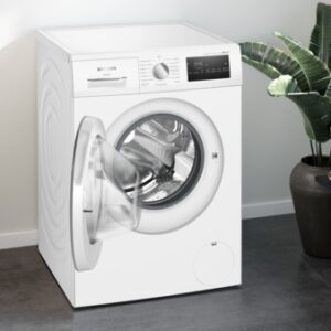 Le SIEMENS WM14N27AFR est un lave-linge blanc à chargement frontal présenté avec sa porte ouverte dans une buanderie moderne.
