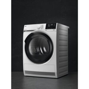 Le lave-linge et le sèche-linge à chargement frontal AEG TR81A3G6BOE blancs avec affichage numérique se détachent sur un fond sombre.