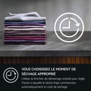 Une pile de vêtements soigneusement pliés, accompagnée d'une icône d'horloge et d'un texte en français sur le séchage différé, illustre la précision et l'efficacité de l'AEG TR81A3G6BOE en matière d'entretien du linge.