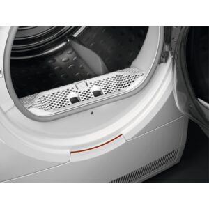 Gros plan de la porte ouverte du sèche-linge à chargement frontal AEG TR81A3G6BOE blanc, révélant son tambour et son filtre à peluches.