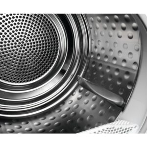 Gros plan sur le tambour intérieur de l'AEG TR81A3G6BOE, qui présente une surface moderne à la texture métallique.
