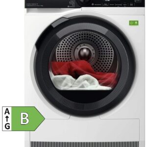 Vue de face du sèche-linge AEG TR95A9B6BW avec du linge à l'intérieur, avec une étiquette verte "B" sur la gauche.