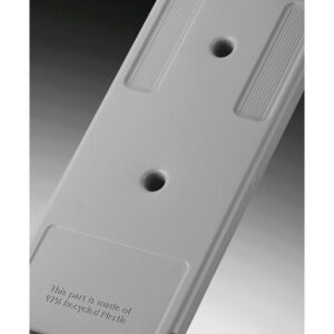 Gros plan d'une pièce en plastique gris provenant du sèche-linge AEG TR95A9B6BW, comportant deux trous et un texte en relief indiquant qu'elle est fabriquée à partir de 97 % de plastique recyclé.