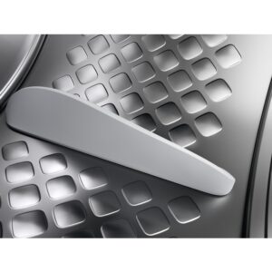 Gros plan sur la surface métallique du sèche-linge à pompe à chaleur AEG TR95A9B6BW, qui présente des trous carrés en forme de grille et une poignée argentée lisse et incurvée.