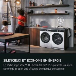 Une femme et un enfant dansent dans une buanderie équipée d'un lave-linge et d'un sèche-linge, mettant en valeur le fonctionnement silencieux et le séchage économe en énergie du modèle AEG TR95A9B6BW.