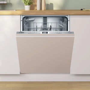 Le lave-vaisselle encastrable BOSCH SMV4EB806E est présenté avec sa porte ouverte dans une cuisine blanche avec des comptoirs en bois.