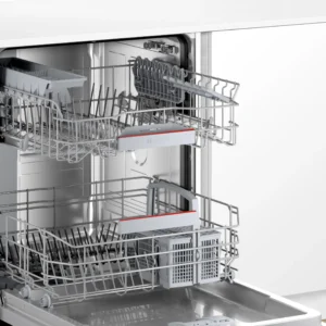 Ouvrez le lave-vaisselle BOSCH SMV4EB806E avec deux casiers étendus, placé à l'intérieur d'un meuble de cuisine blanc moderne.