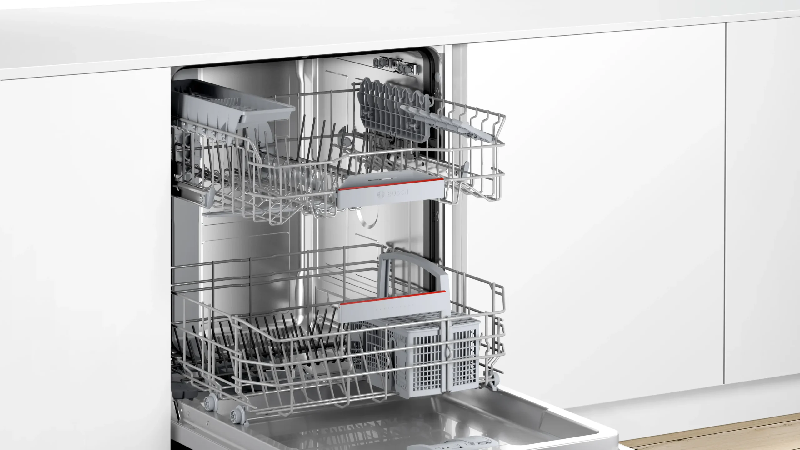Ouvrez le lave-vaisselle BOSCH SMV4EB806E avec deux casiers étendus, placé à l'intérieur d'un meuble de cuisine blanc moderne.