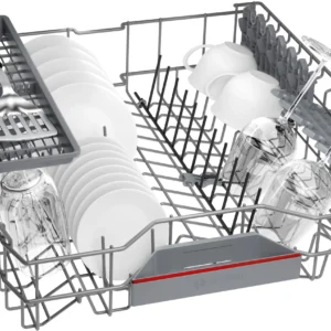 Le panier du lave-vaisselle BOSCH SMV4EB806E est ouvert, soigneusement chargé d'assiettes, de tasses, de verres et d'ustensiles prêts à être lavés.