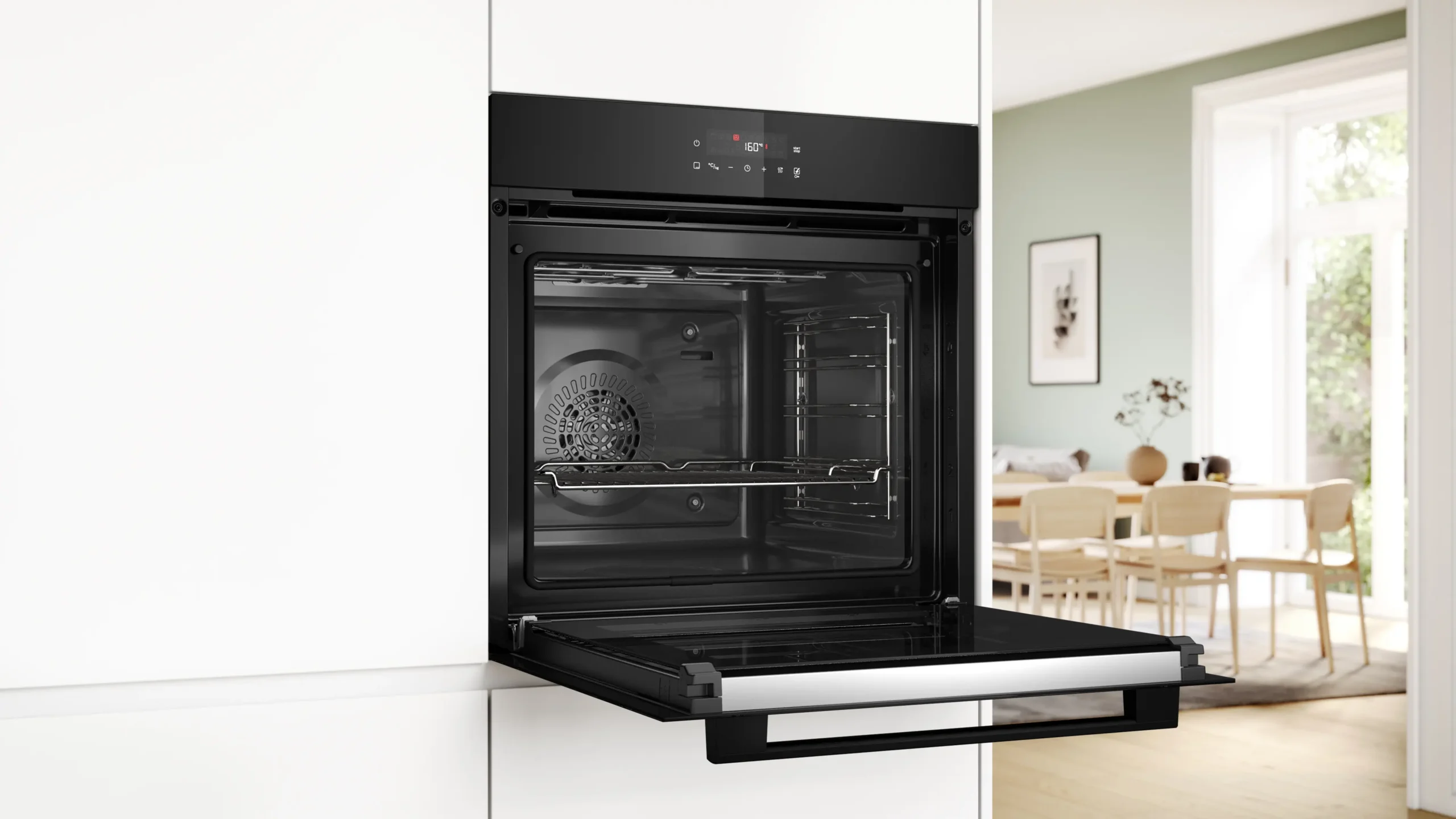 Un four encastrable moderne BOSCH HBA571BB4 (Copie) avec la porte ouverte dans une cuisine lumineuse et minimaliste.