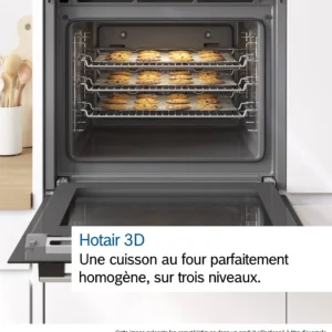 Trois plateaux de biscuits cuisent uniformément dans le four ouvert BOSCH HBA571BB4 (Copie), mettant en valeur sa fonction de cuisson à air chaud 3D intégrée.