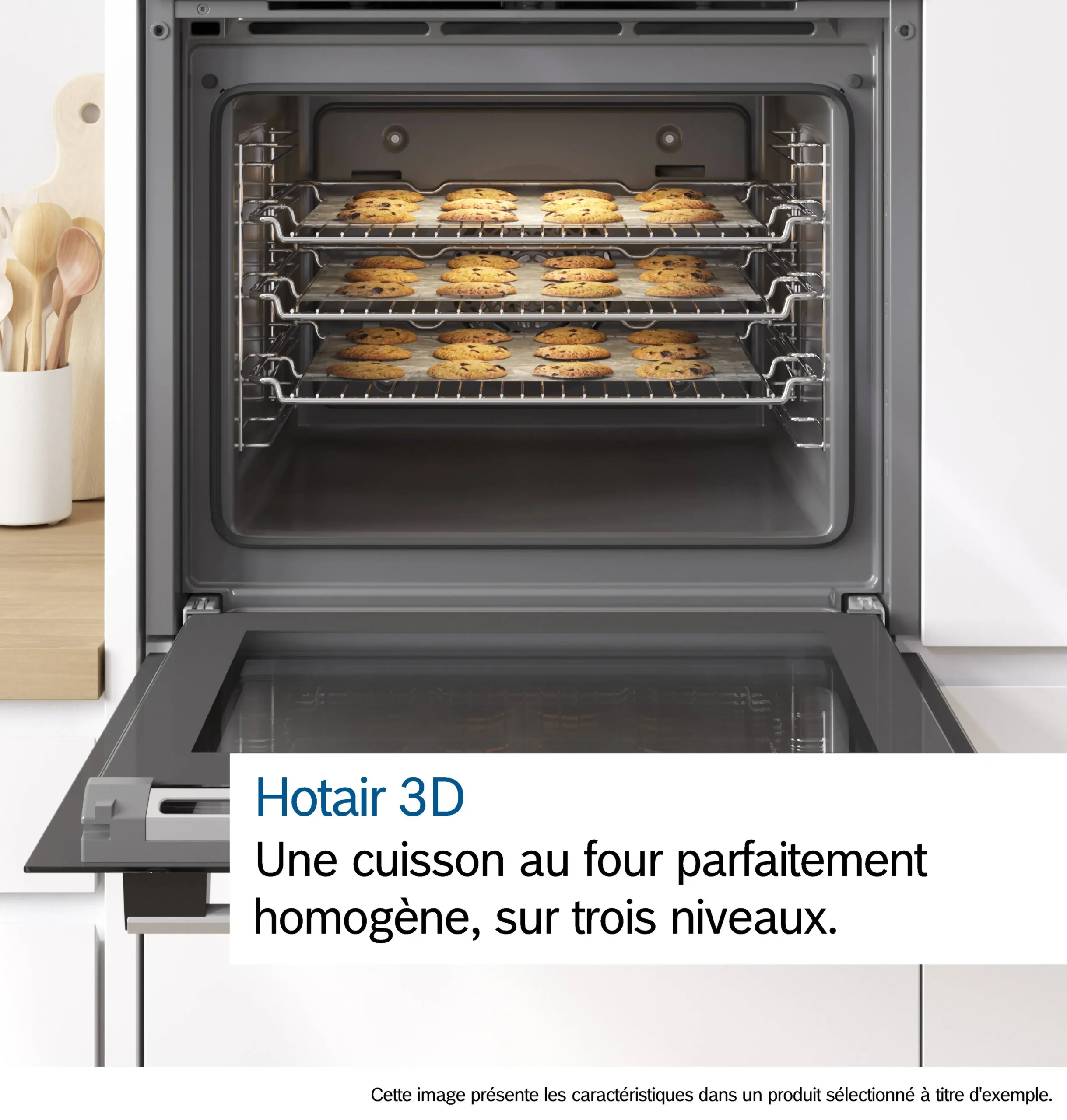 Trois plateaux de biscuits cuisent uniformément dans le four ouvert BOSCH HBA571BB4 (Copie), mettant en valeur sa fonction de cuisson à air chaud 3D intégrée.