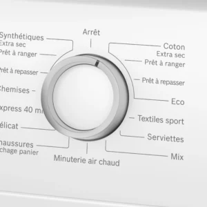 Le BOSCH WTH8520MFR est un sèche-linge blanc doté d'un cadran central et d'étiquettes de mode de séchage en français sur son panneau de commande. Il est doté d'une technologie de séchage par pompe à chaleur avancée.