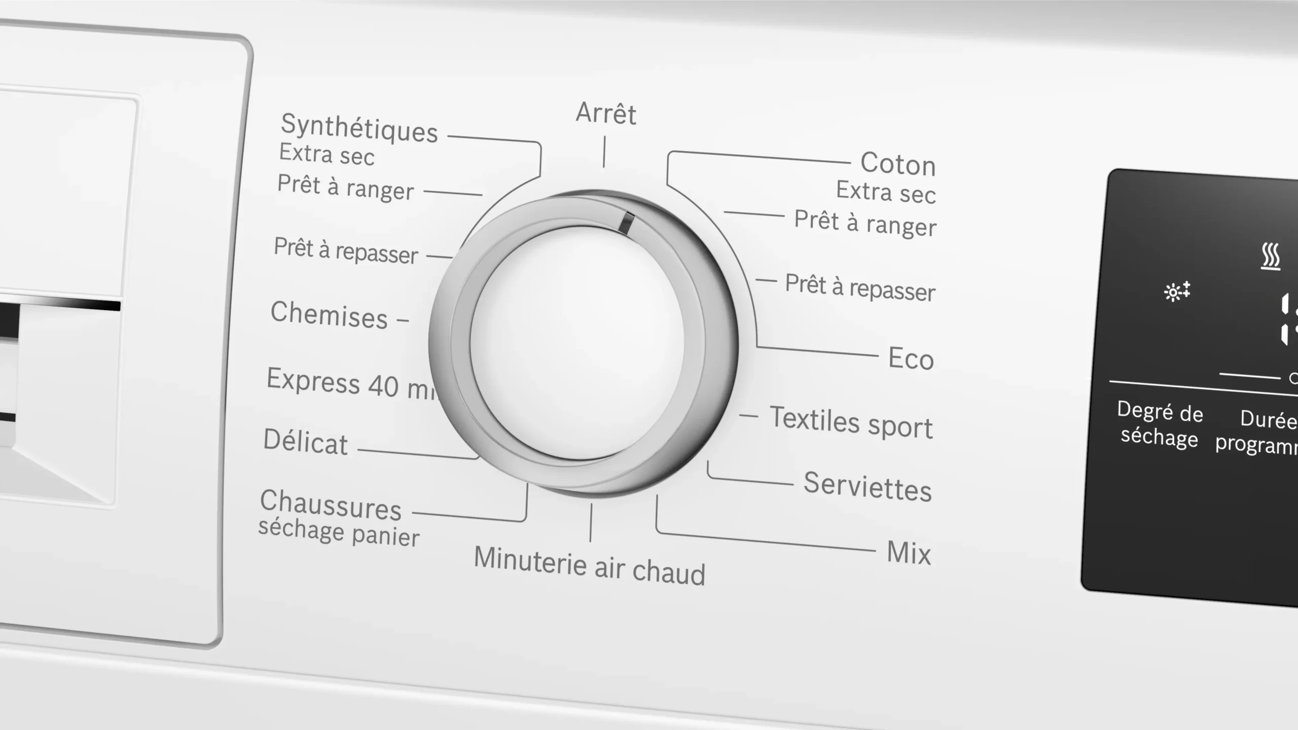 Le BOSCH WTH8520MFR est un sèche-linge blanc doté d'un cadran central et d'étiquettes de mode de séchage en français sur son panneau de commande. Il est doté d'une technologie de séchage par pompe à chaleur avancée.