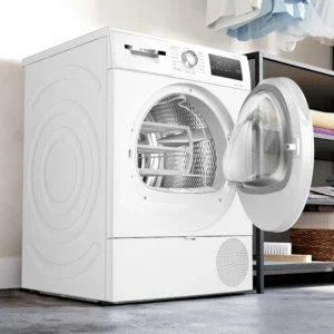 Le lave-linge BOSCH WTH8520MFR, un lave-linge blanc à chargement frontal doté d'une porte ouverte, trouve sa place dans une buanderie moderne et s'associe parfaitement avec le sèche-linge assorti pour des journées de lessive efficaces.