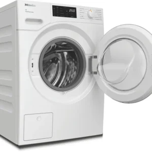 Le MIELE WWB360WCS est un lave-linge à chargement frontal de couleur blanche avec une porte ouverte, un affichage digital et des boutons de commande.