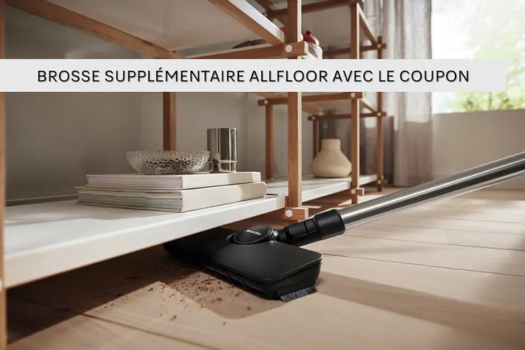 Le Miele GUARD L1 RED PULSE nettoie efficacement la poussière sous une étagère dans un espace de vie bien organisé.