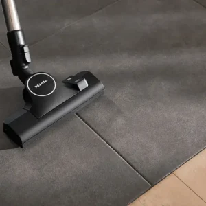 La tête d'aspirateur GUARD L1 RED PULSE de Miele, dotée de la technologie RED PULSE, nettoie sans effort les carreaux et les planchers de bois.