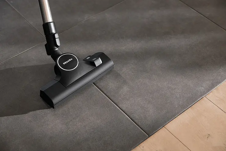 La tête d'aspirateur GUARD L1 RED PULSE de Miele, dotée de la technologie RED PULSE, nettoie sans effort les carreaux et les planchers de bois.