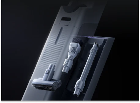 Gros plan sur des accessoires d'aspirateur NARWAL soigneusement rangés sur un fond sombre.