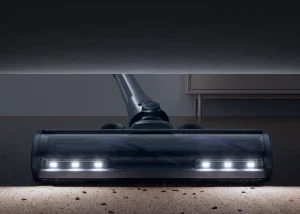 La tête de l'aspirateur NARWAL utilise des lumières LED pour nettoyer facilement la saleté sous les meubles bas.